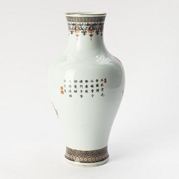 A porcelain vase, China, mid/second half of the 20th century.