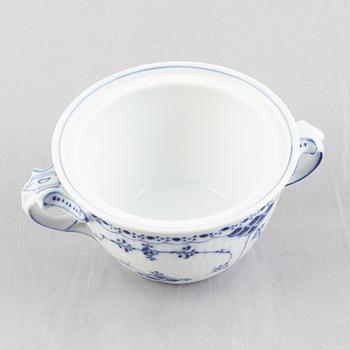 A 'Blue Fluted Half Lace' / 'Musselmalet' porcelain sugar box with cover, model 720, 1898-1923.