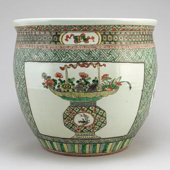 A large famille verte basin, Qing dynasty, circa 1900s.