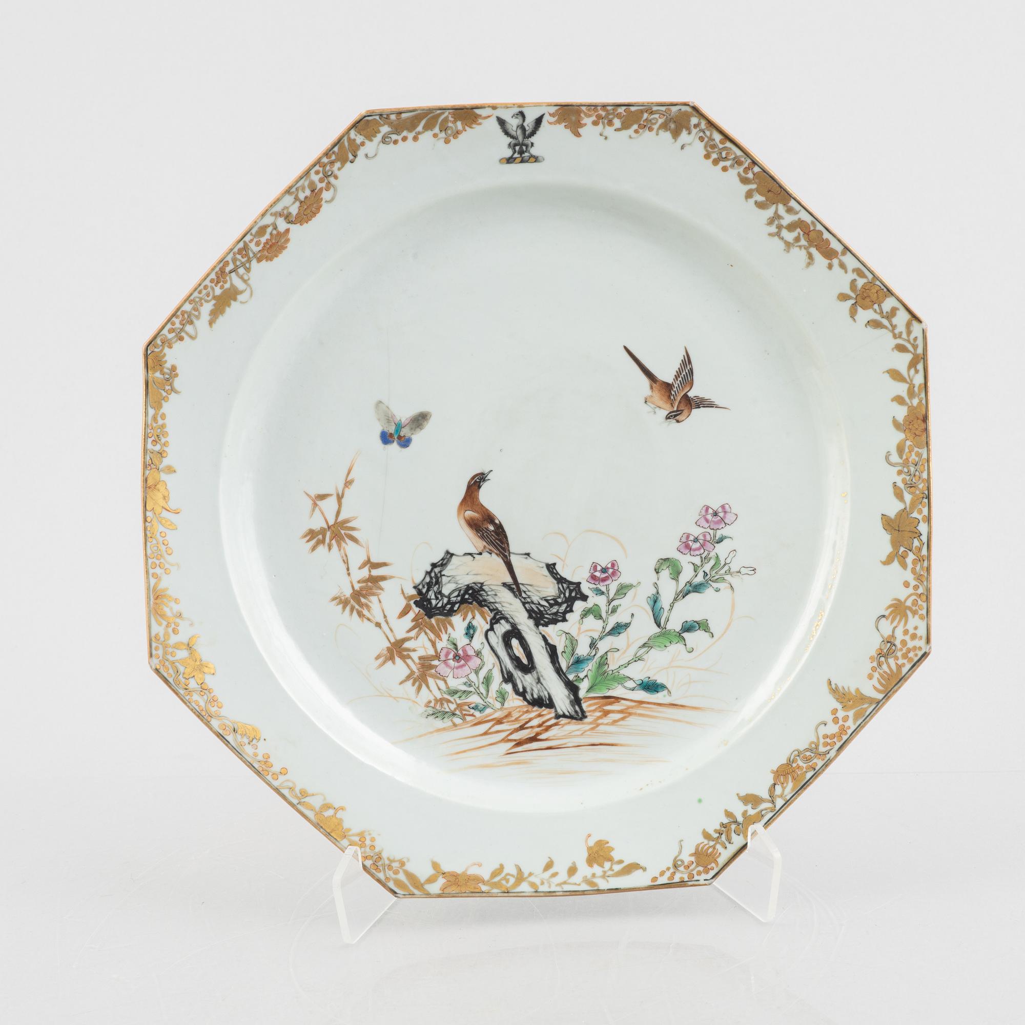 A Chinese famille rose porcelain octagonal crested charger, Qianlong (1736-95), Qing dynasty.