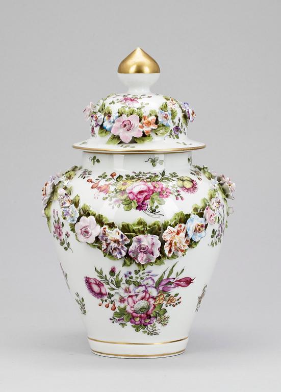 URNA, porslin, Meissen-liknande märke, 1900-talets första hälft.