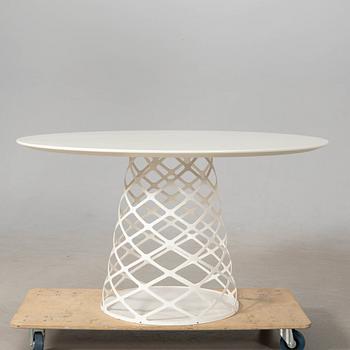 Paul Leroy matbord "Aoyama" för Gubi Danmark modern tillverkning.