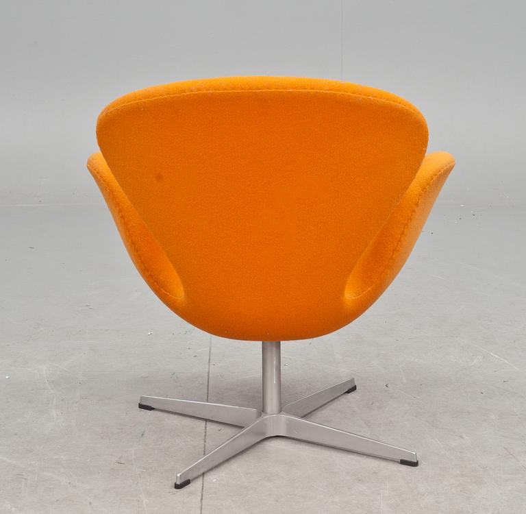 FÅTÖLJ, "Svanen" av Arne Jacobsen för Fritz Hansen, Danmark.