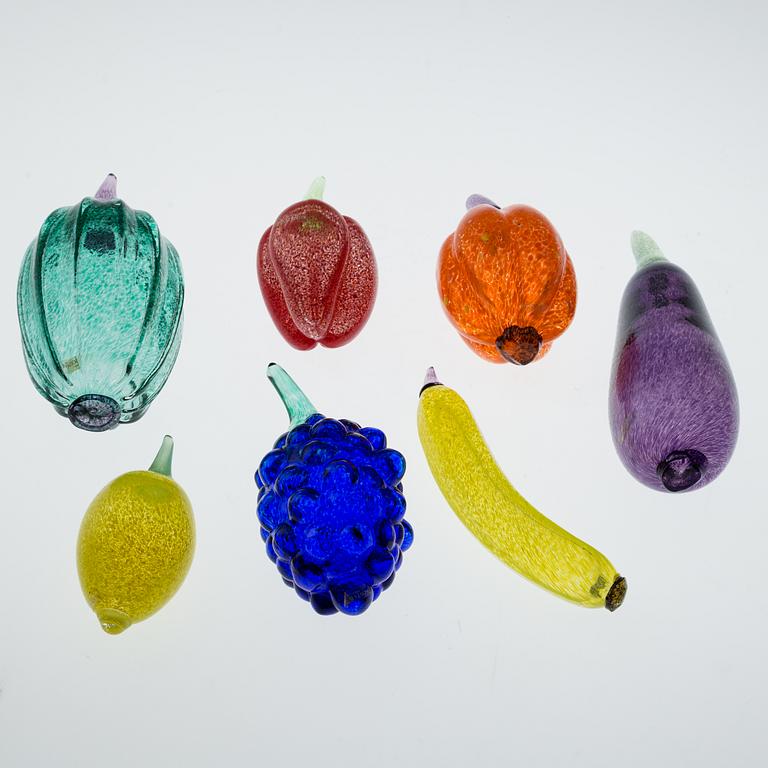 GUNNEL SAHLIN, 7 fruit glas sculptures, Kosta Boda, late 1900's.