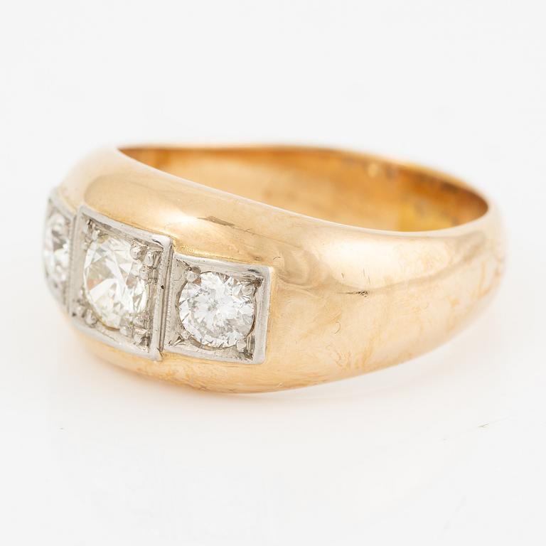 Ring in 14K gold with three round brilliant-cut diamonds.