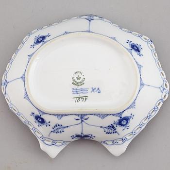ROYAL COPENHAGEN, kaffeservis, 45 delar, porslin, "Musselmalet Helblonde", Danmark.