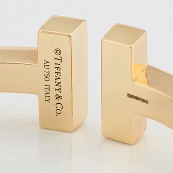 An 18K gold Tiffany & Co bracelet "Tiffany T"  with round brilliant-cut diamonds.