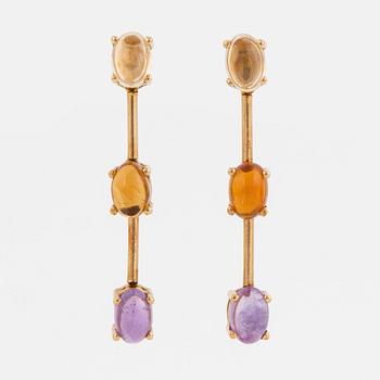 976. A pair of 18K gold earrings set with cabochon-cut citrines and amethysts.