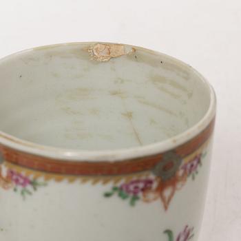 Koppar, fyra stycken, samt kopp med fat, vapenporslin, Qingdynastin, 1700-tal.