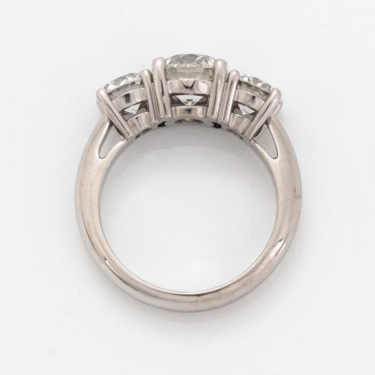 An 18K white gold ring set with round brilliant-cut diamonds.