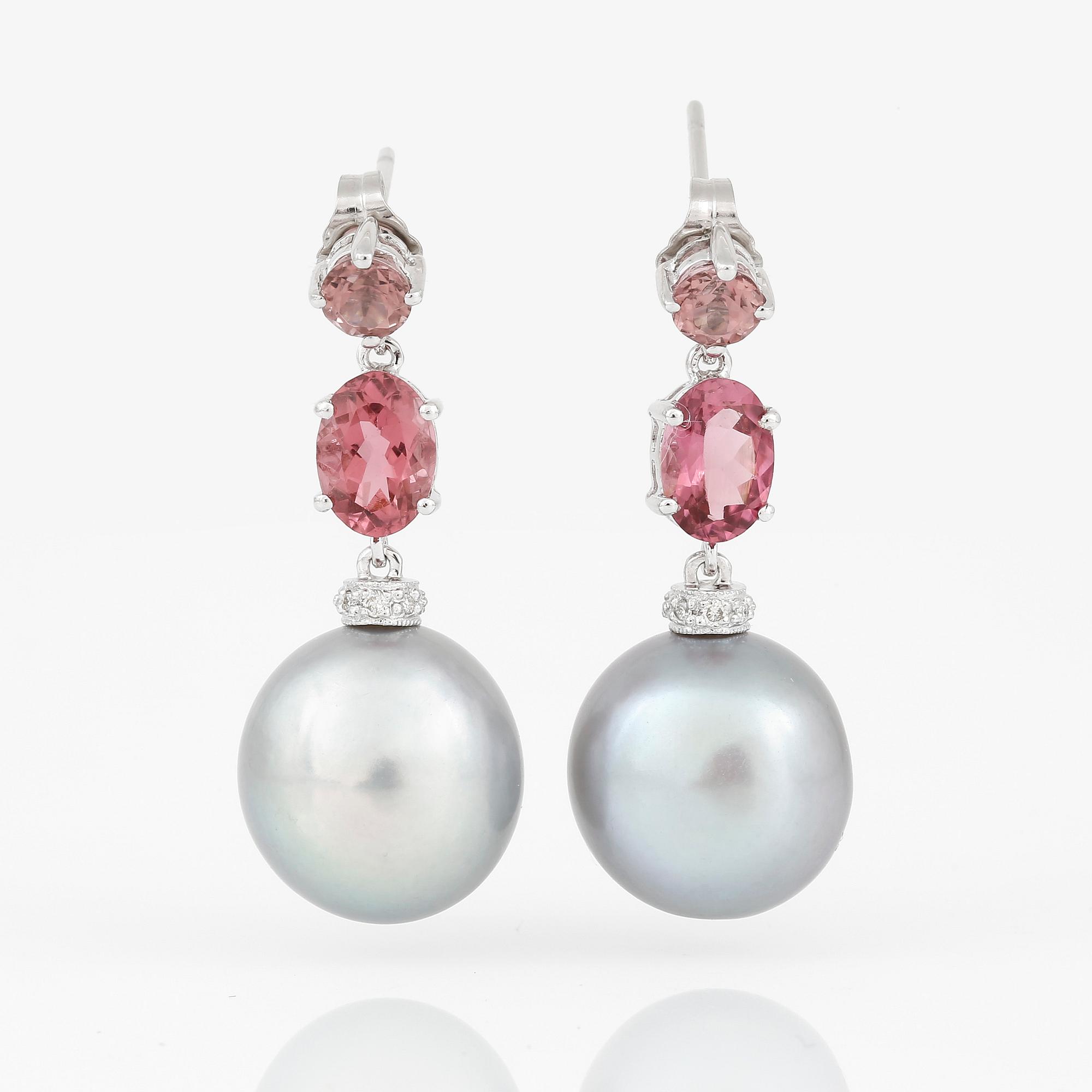 ÖRHÄNGEN, ett par, med odlade pärlor, fasetterade rosa turmaliner och små diamanter.