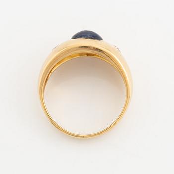 Ring 18K guld med en cabochonslipad safir och runda briljantslipade diamanter.