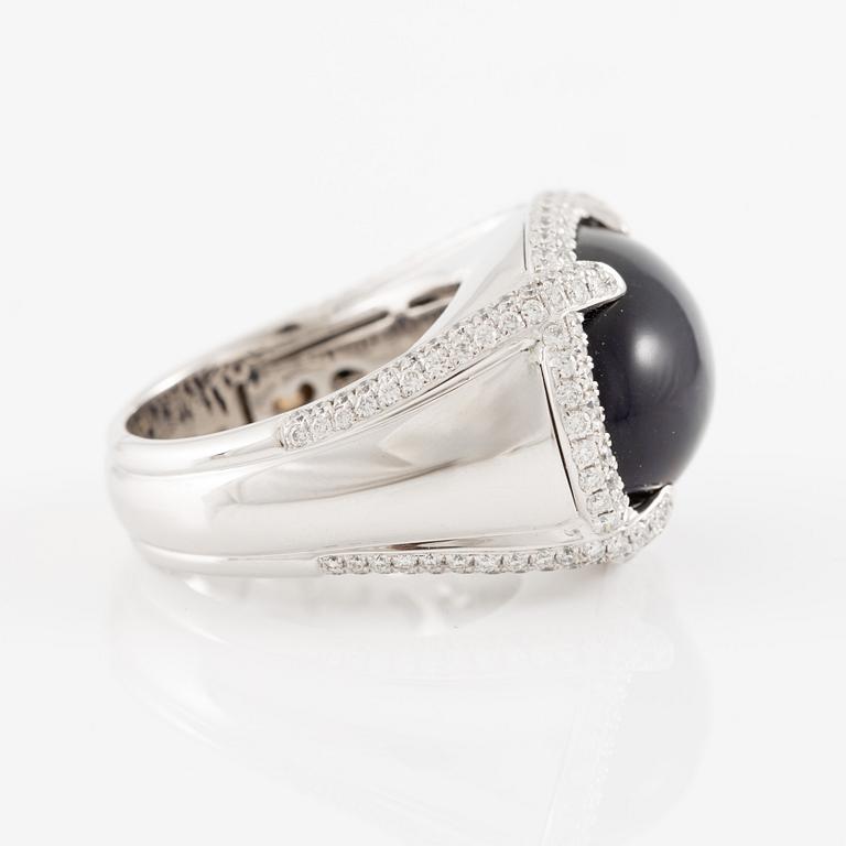 Ring in 18K white gold with opal and brilliant-cut diamonds.