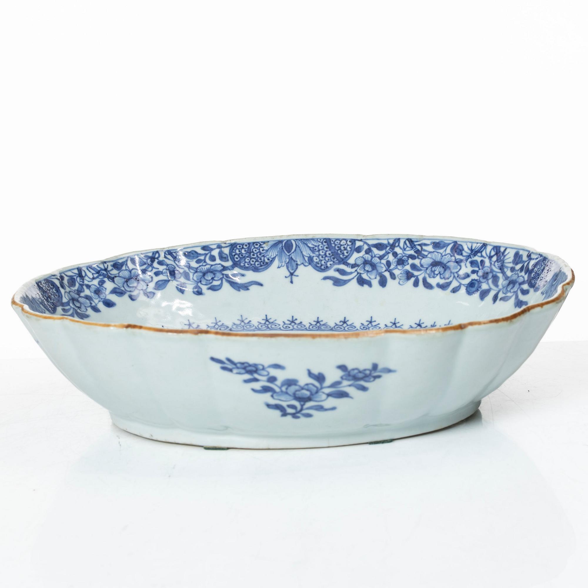 Stekfat, porslin. Qingdynastin, Qianlong (1736-95).