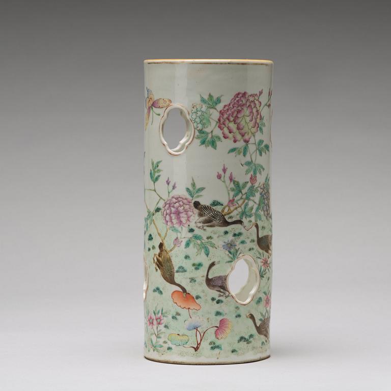 PERUKSTOCK/VAS, porslin. Qingdynastin, omkring 1900.