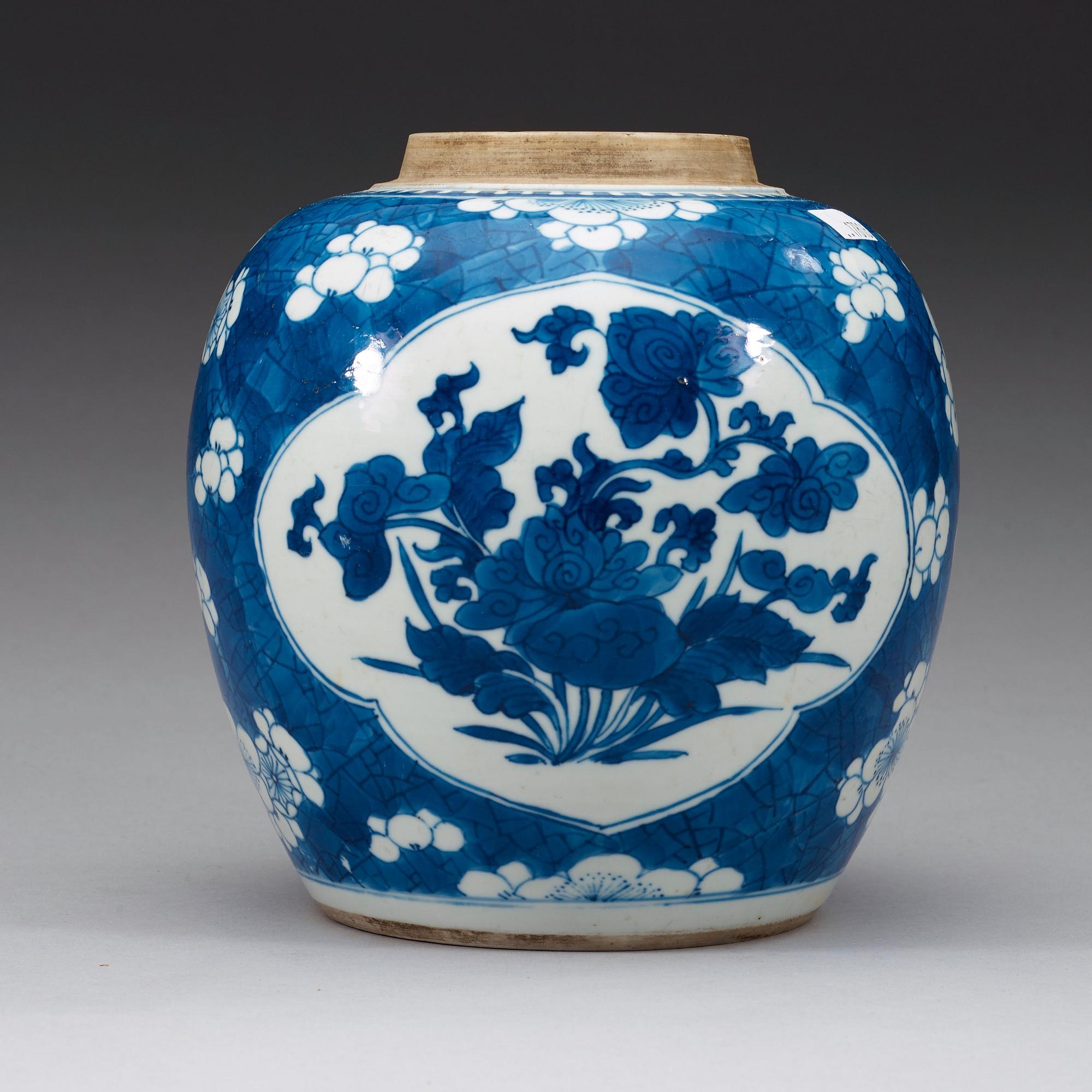 A blue and white jar, Qing dynasty, Kangxi (1662-1722).