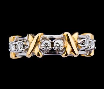 Ring, 18 k guld samt vitguld med briljantslipade diamanter, totalt ca 0.30 ct. Vikt ca 10 g.