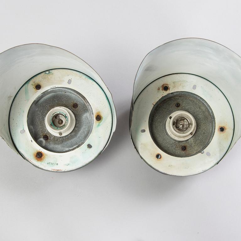 Vägglampor / utebelysning, 2 st, modell AT 32,  Itsu, 1900-talets mitt.