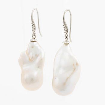 Earrings 18K white gold with cultured baroque freshwater pearls and brilliant-cut diamonds.