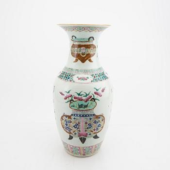 A Chinese porcelain vase 20th/21st century.