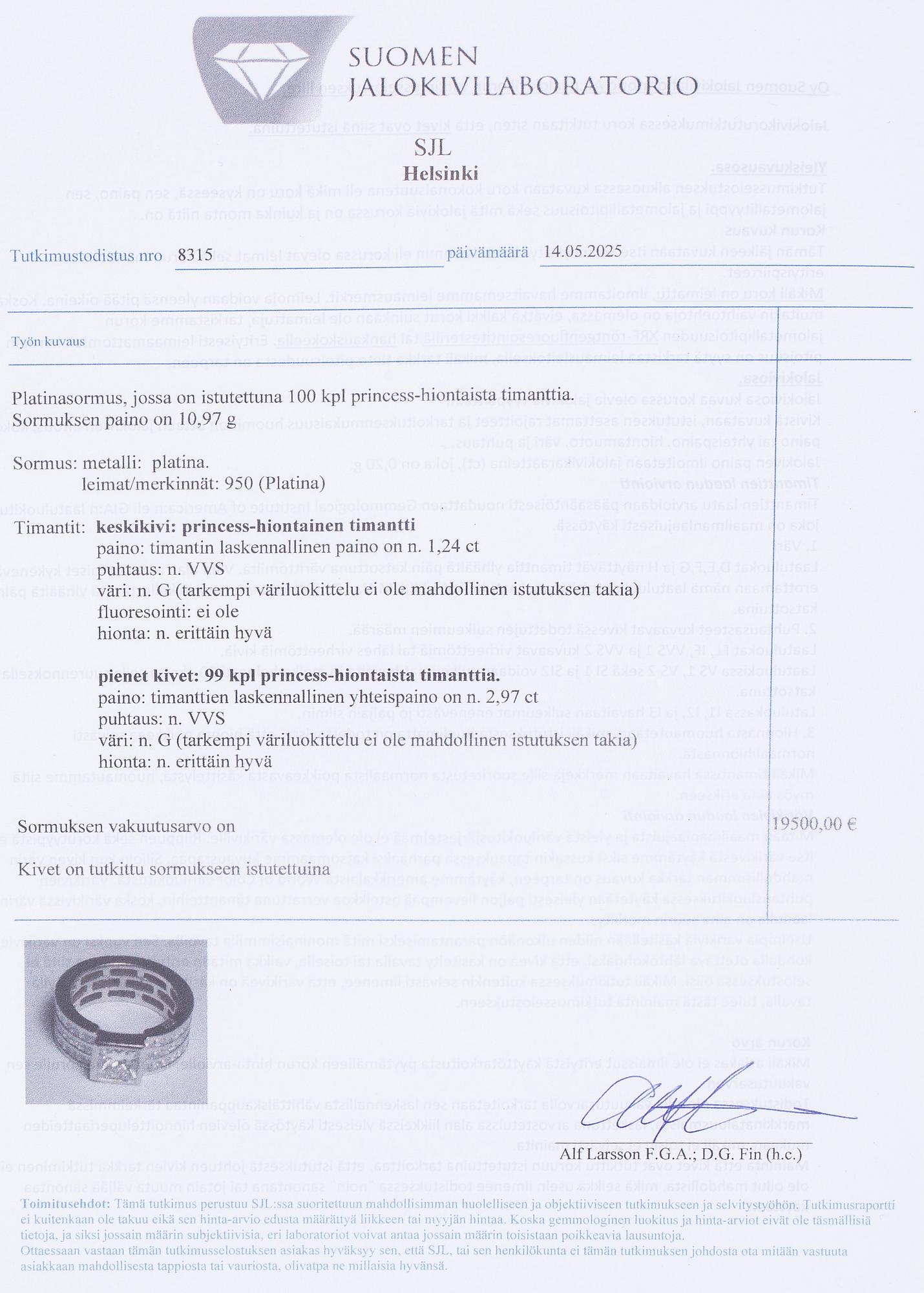Sormus, platinaa ja princess-hiottuja timantteja yhteensä noin 4.21 ct.