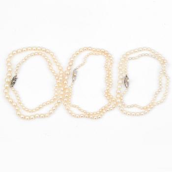 PÄRLCOLLIER, 3 st, med odlade saltvattenspärlor och silverlås.