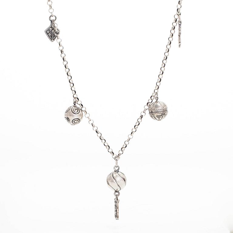 Kalevala Koru, kaulakoru, sterlinghopea. Helsinki 1970-luku.