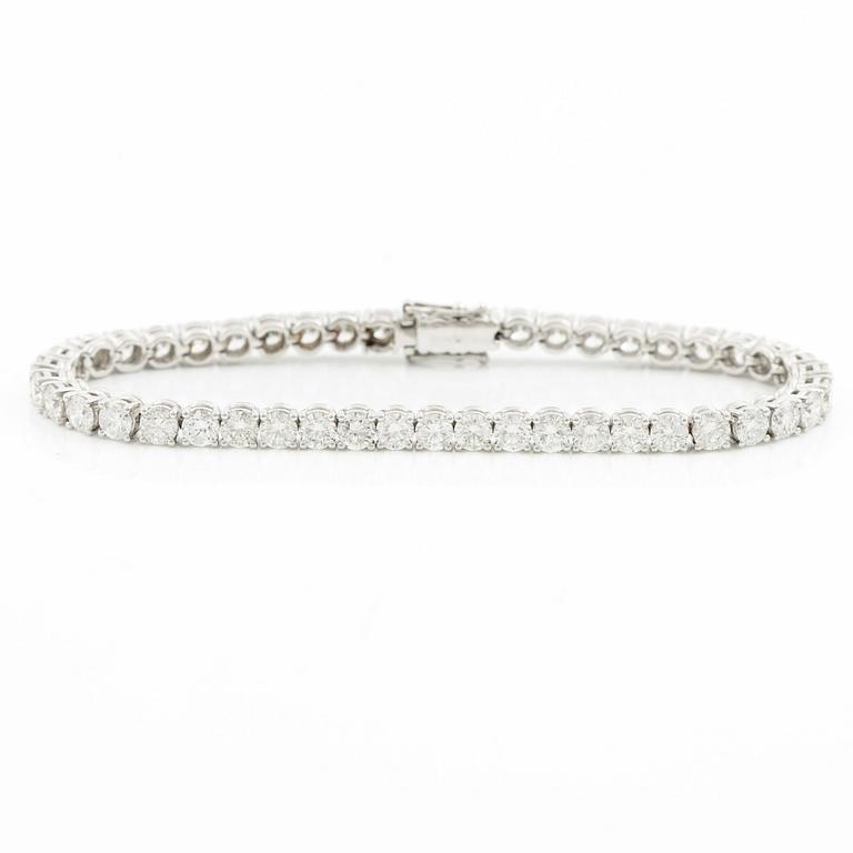 Tennis bracelet 18K white gold with brilliant-cut diamonds.