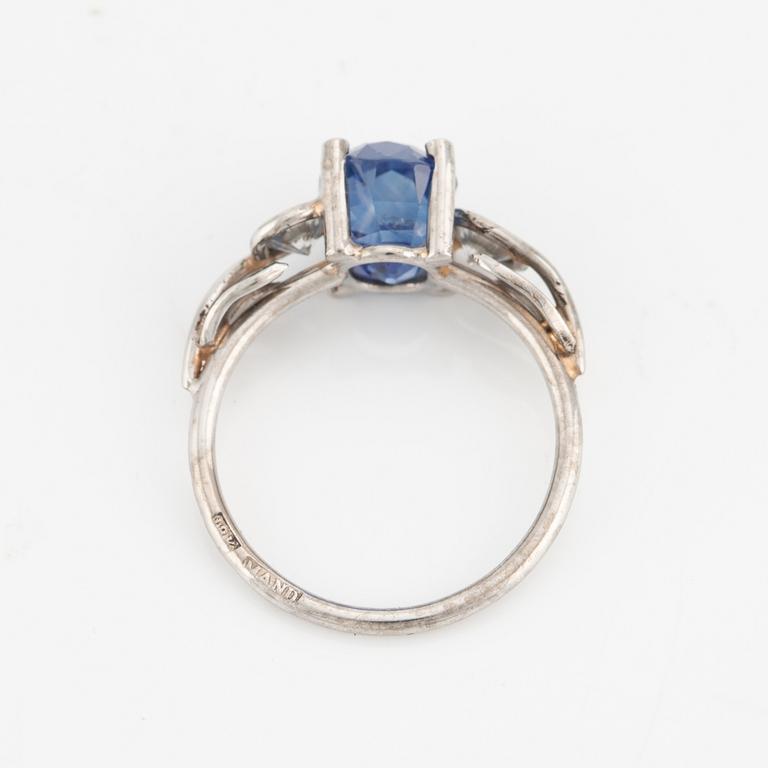 Ring with sapphire and brilliant-cut diamonds.