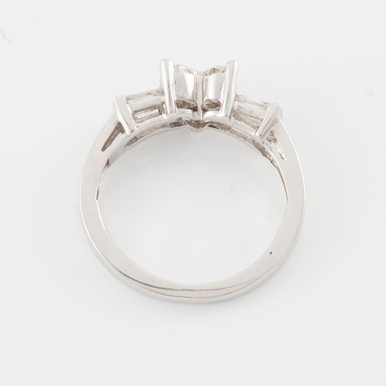 Ring 18K gold with diamonds in various cuts.