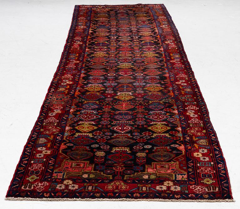 Semi-Antique Senneh runner., approx. 485 x 115 cm.