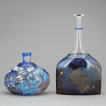 FLASKA SAMT VAS, porslin, Bertil Vallien, Kosta Boda, sign o numr 89253 resp 8010 22/300.