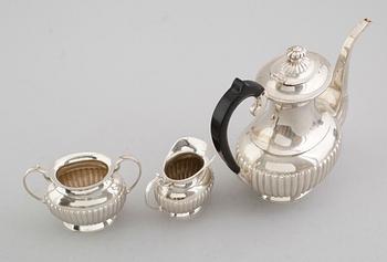 KAFFESERVIS, 3 delar, silver, svenska importstämplar, 1900-talets första hälft. Vikt ca 895 gram.