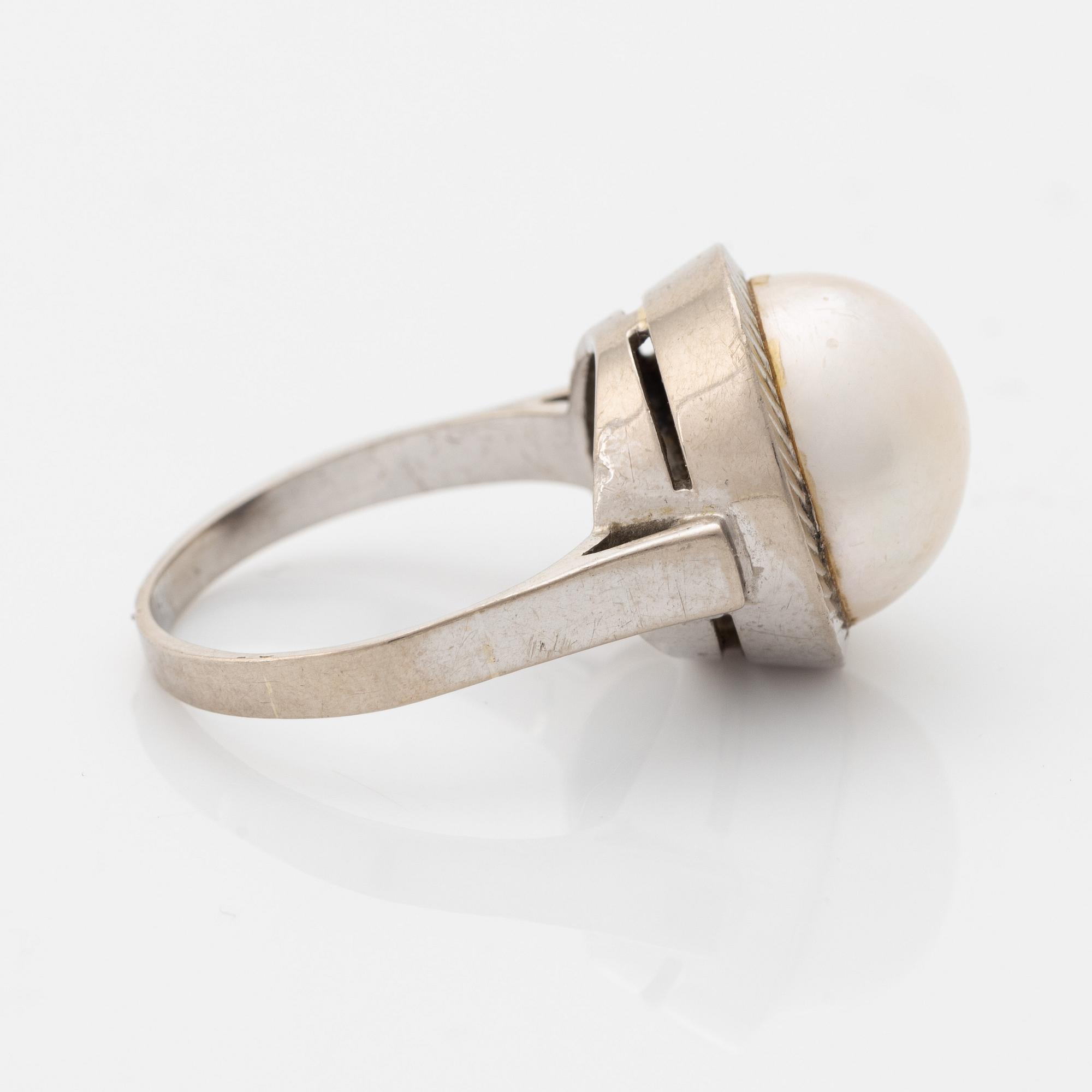 Ring and earrings, white gold and mabe pearls, including Ceson.