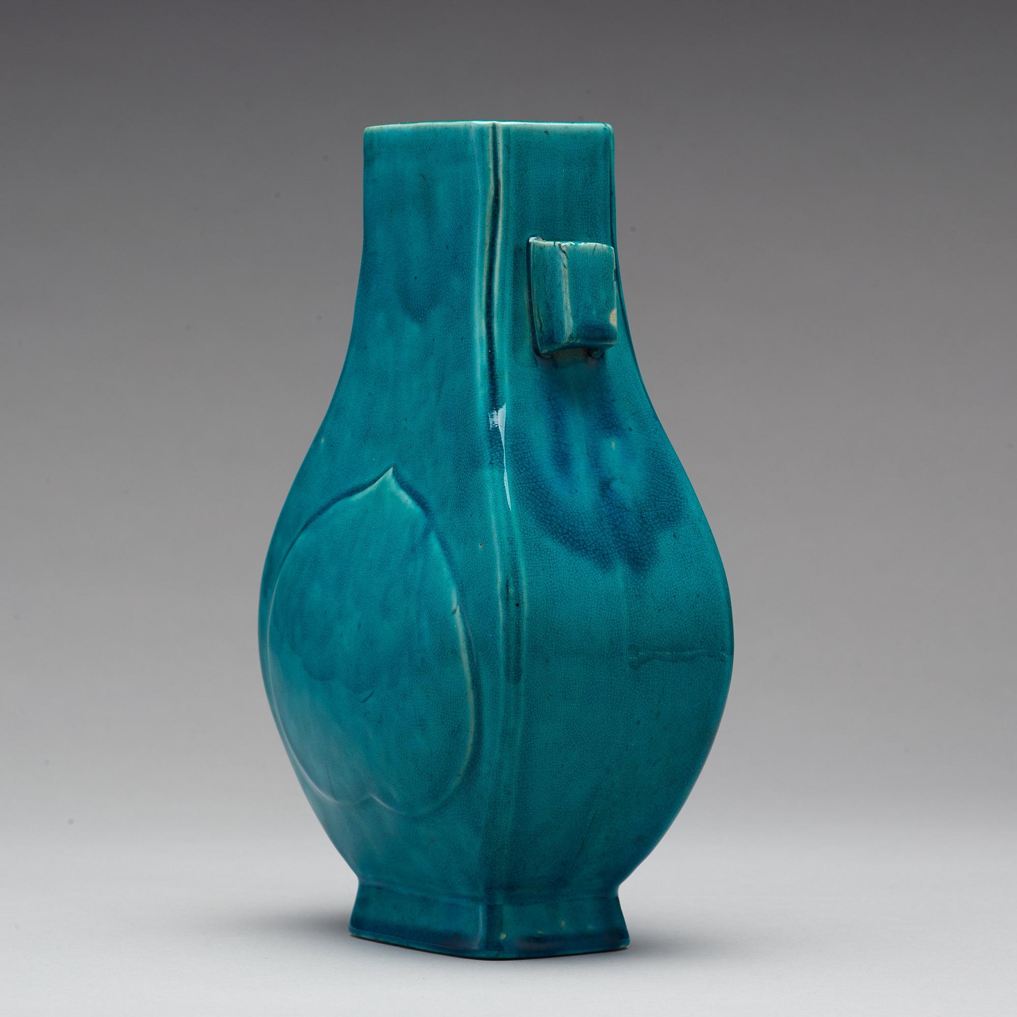 A turquoise glazed vase, Qing dynasty, Kangxi (1662-1722).