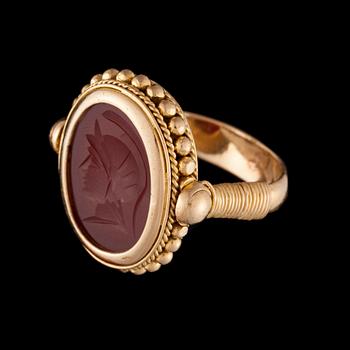 RING, 18K guld, graverad karneol. Vikt ca 11,1 g.