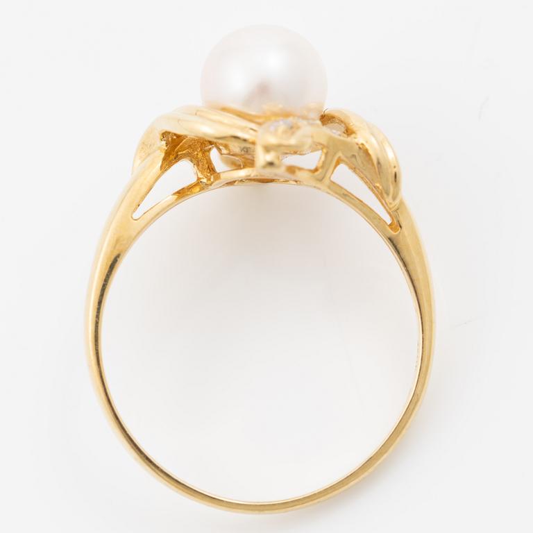 18K gold ring with a cultured pearl and small brilliant-cut diamonds.