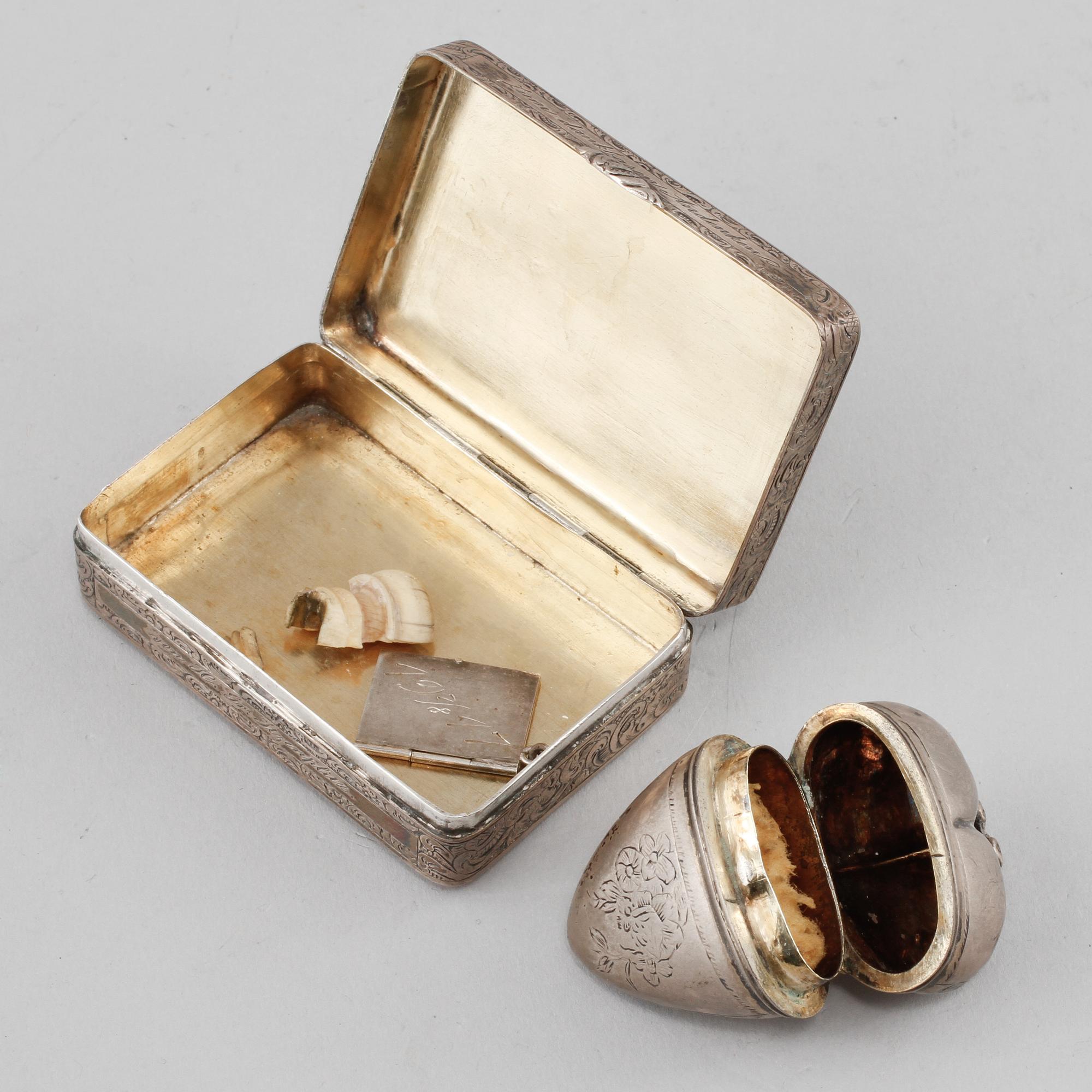 DOSA samt LUKTDOSA, silver, omkring 1900, vikt 90 g.