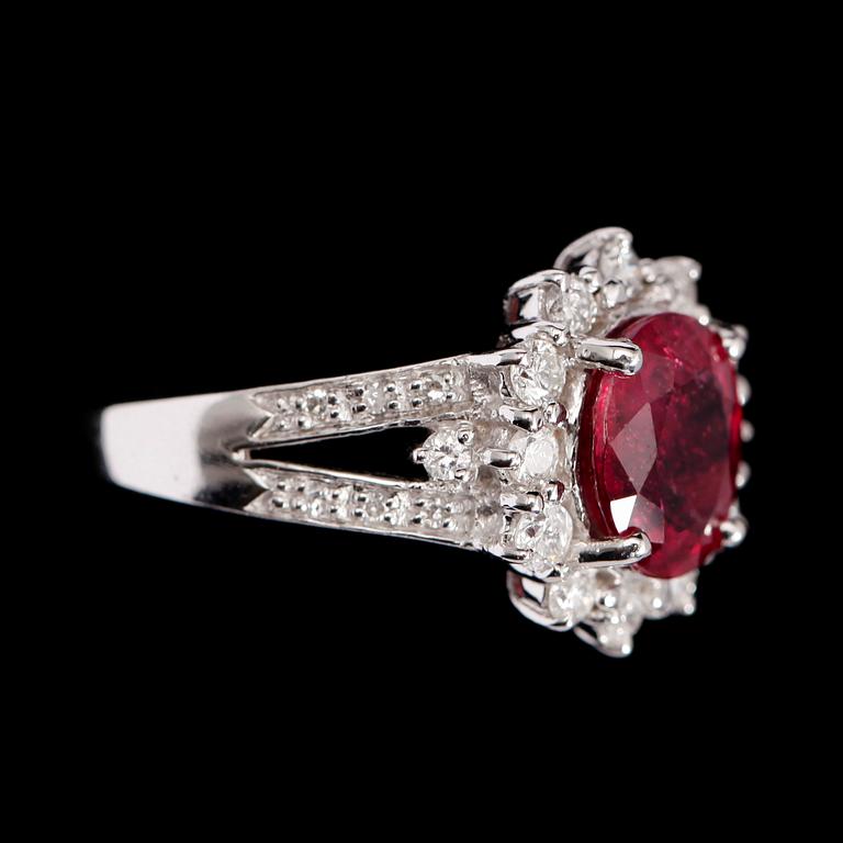 RING, 10 k vitguld, rubin 3.15 ct samt briljantslipade diamanter tot ca 0.70 ct.
