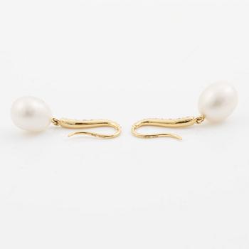 Earrings in 18K gold with cultured pearls and round brilliant-cut diamonds.