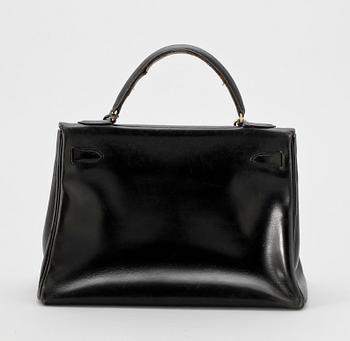 A black leather "Kelly" handbag by Hermès, prob from the 1960s.
