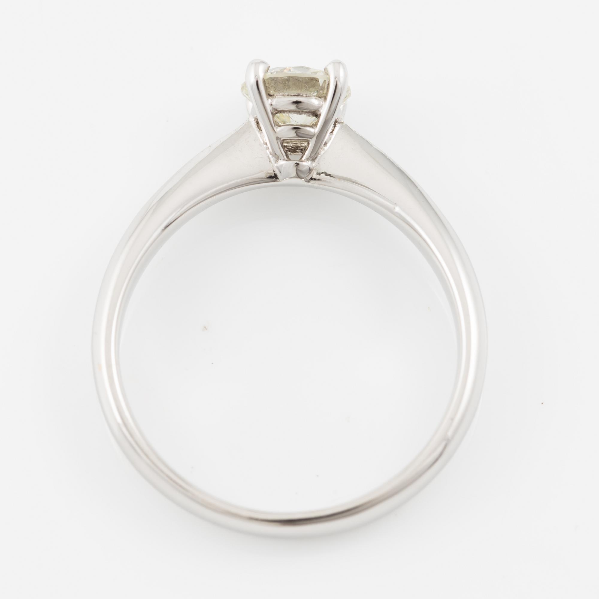 Solitaire ring in 18K white gold with brilliant-cut 
diamond.