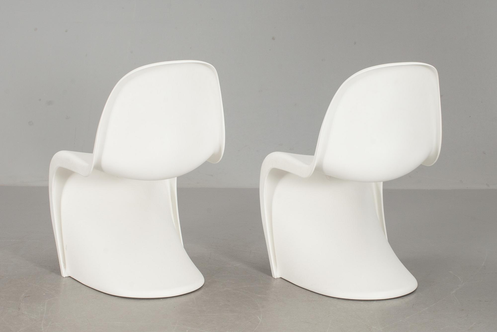 STOLAR, ett par, "Panton chair", Verner Panton för Vitra, formgivna 1960.