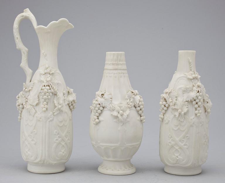 KANNA SAMT VASER, ett par, parian, 1800-tal.