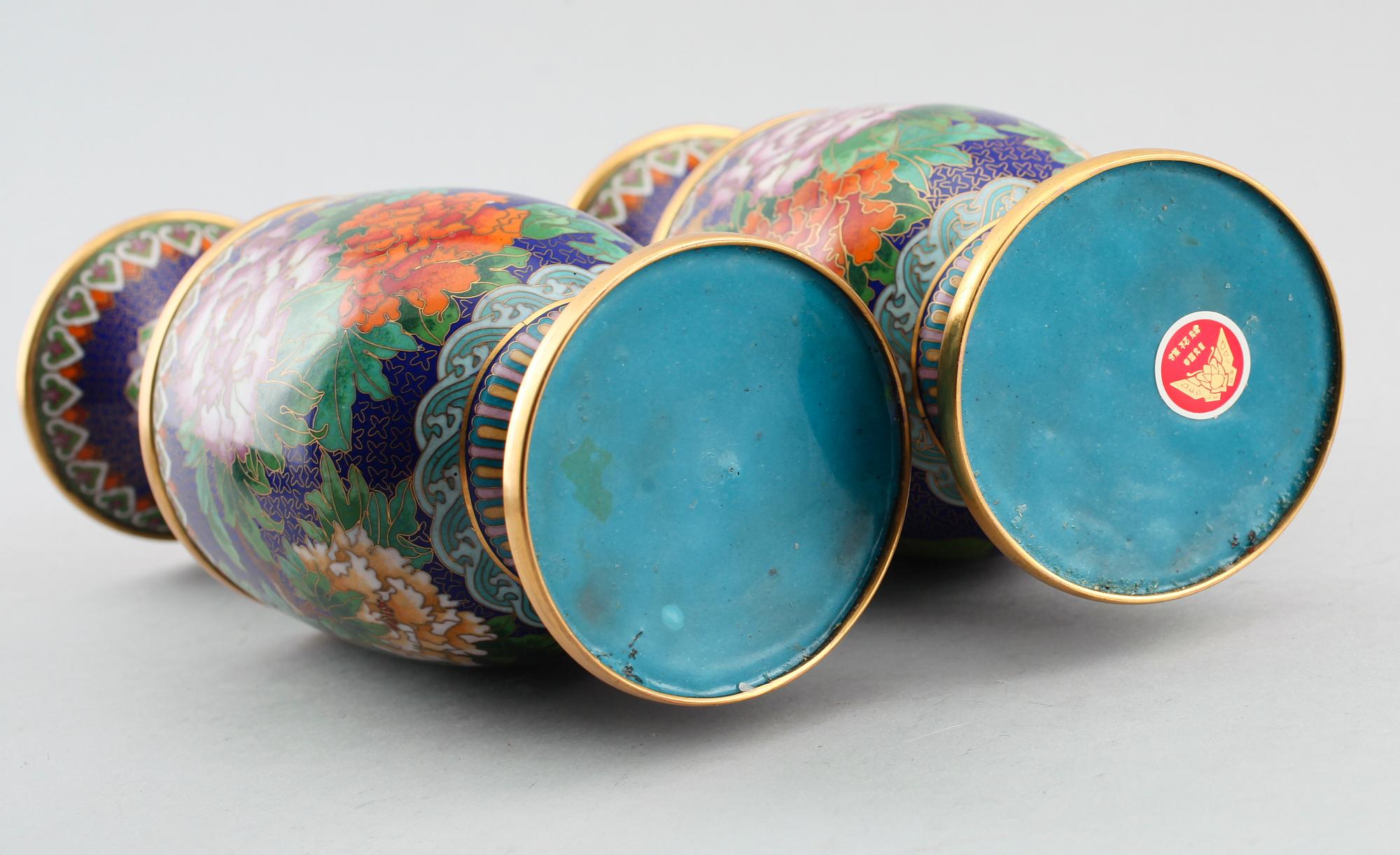 VASER, 1 par, cloisonné, Kina, 1900-tal.