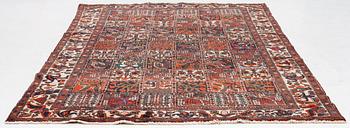 A Bakhtiari carpet a. 290 x 211 cm.