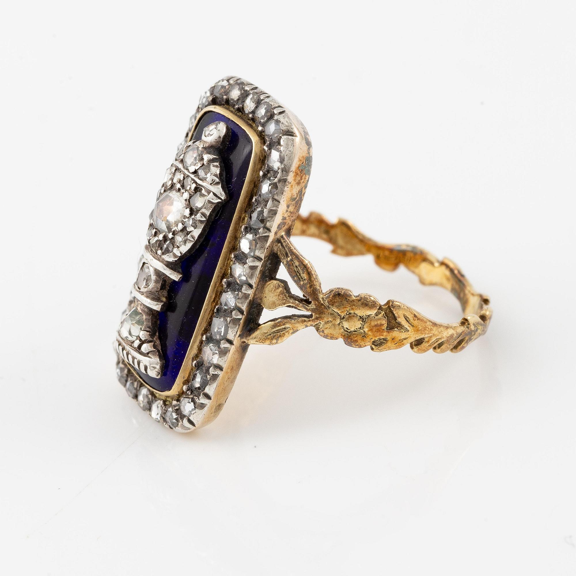 Ring 14K guld och koboltblå emalj med rosenslipade diamanter i form memento mori motiv av urna,  1700/1800-tal.