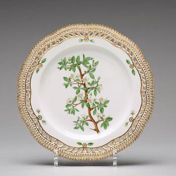 A set of 12 Royal Copenhagen 'Flora Danica' dessert dishes, Denmark, 20th Century.
