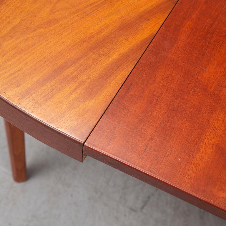 a mahogany dining table from the mid 20th century.