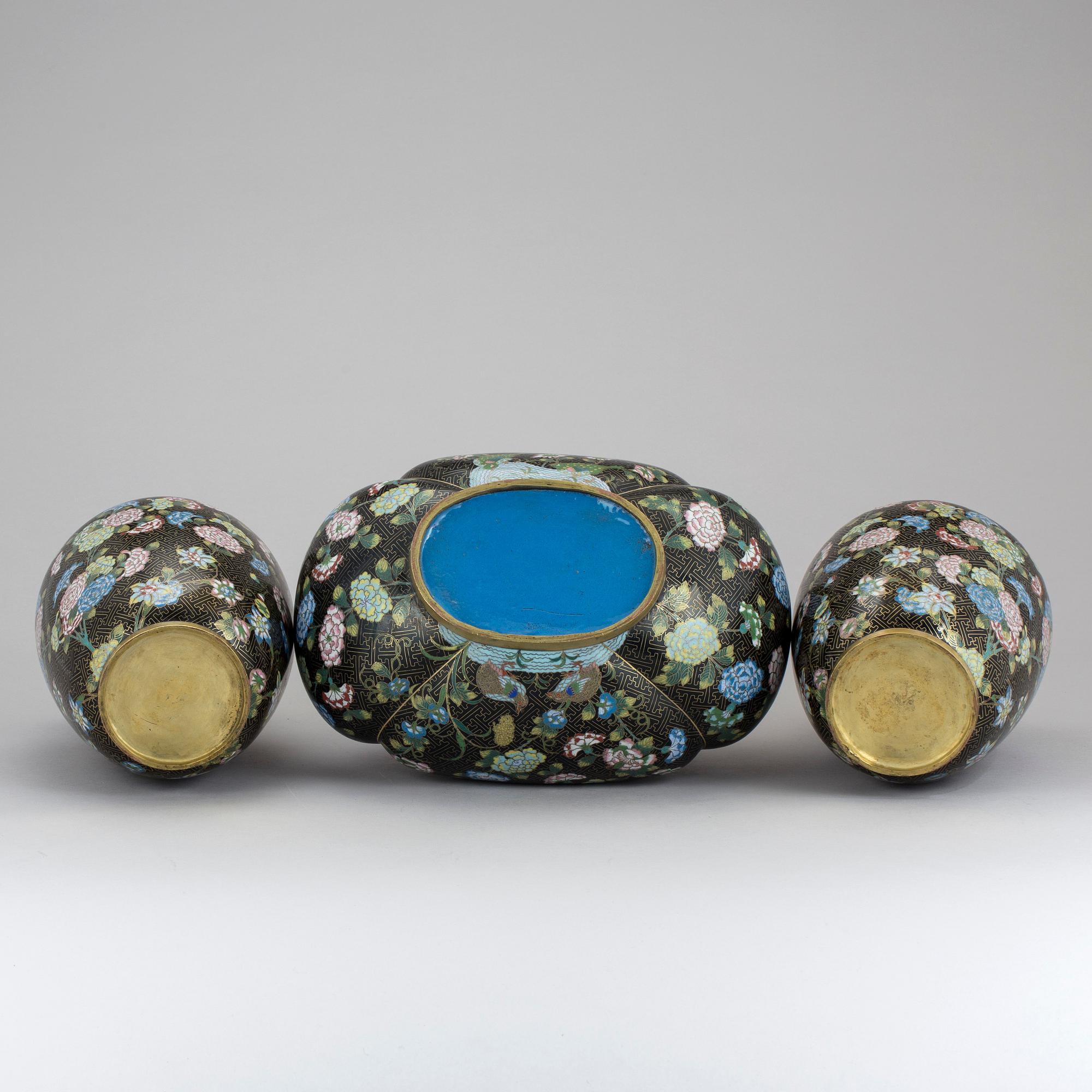 VASER, ett par, samt RÖKELSEKAR, cloissonné, Kina, 1900-tal.